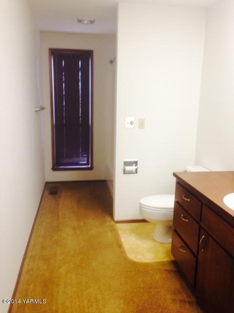 806 Estes Road Yakima, WA 98908 - Photo 6 of 12 a view of room with window and bathroom