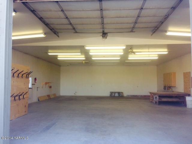 806 Estes Road Yakima, WA 98908 - Photo 9 of 12 a view of an empty room