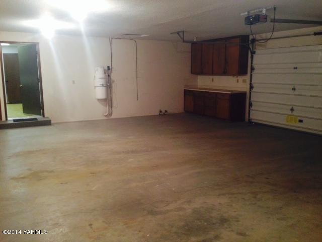 806 Estes Road Yakima, WA 98908 - Photo 10 of 12 a view of room and window