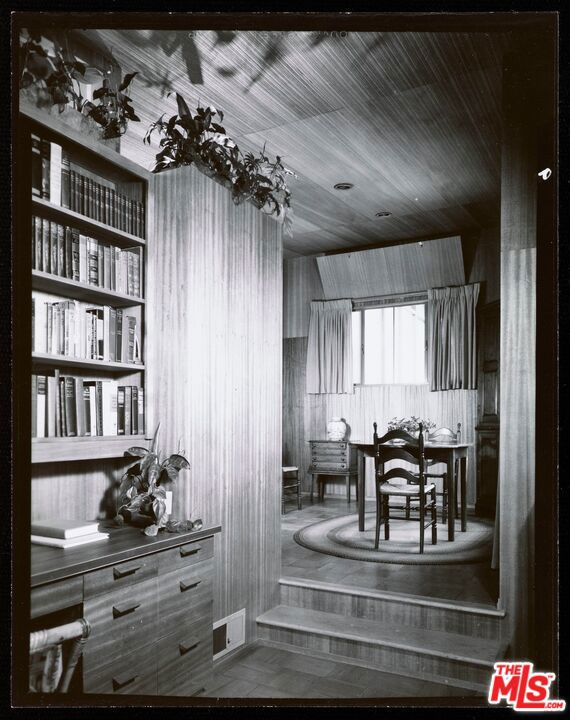 1475 Scenic Drive Pasadena, CA 91103 - Photo 33 of 38 a view of a dining room with furniture