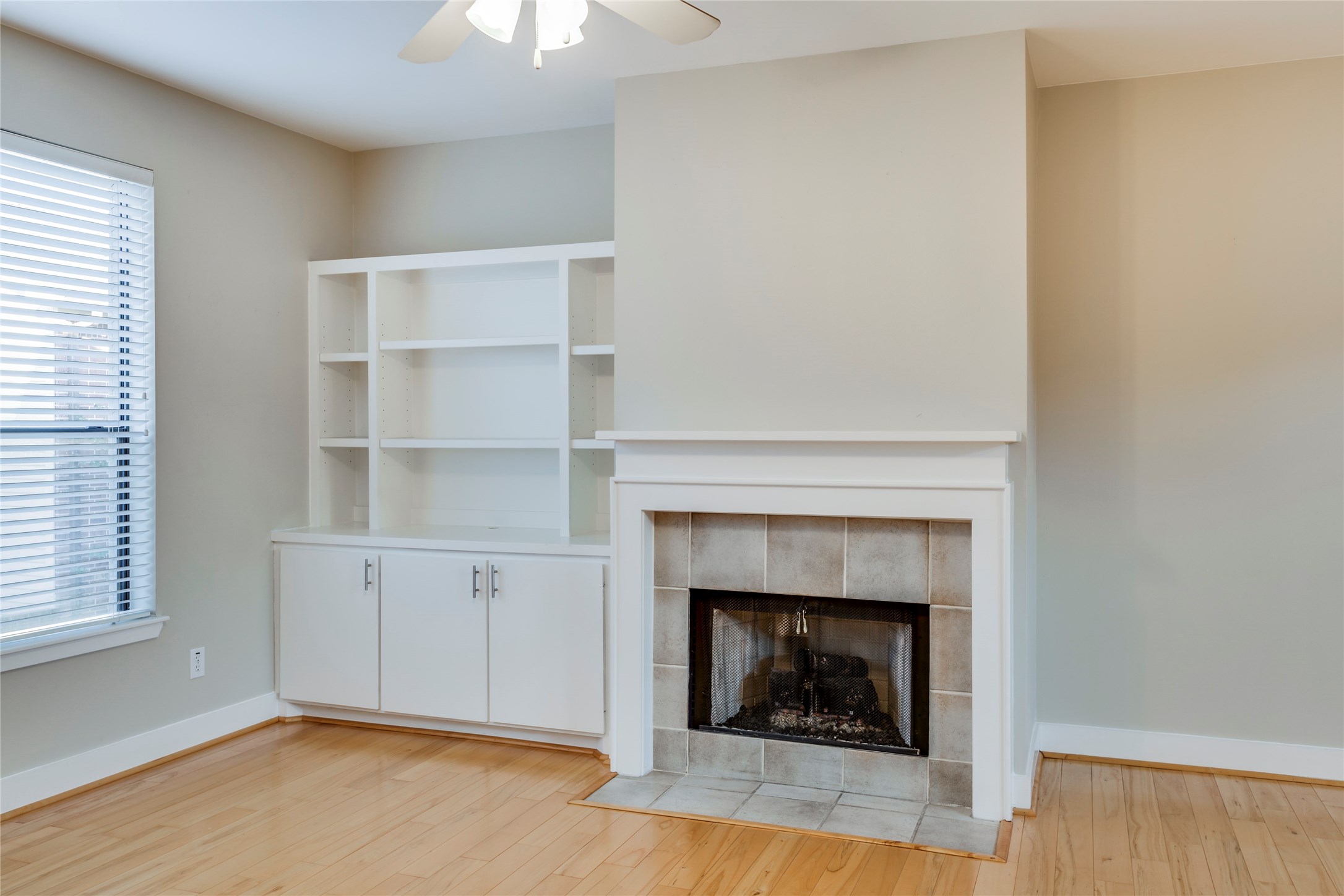 609 Lester Street Houston, TX 77007 - Photo 13 of 31 a living room with a fireplace and a chandelier