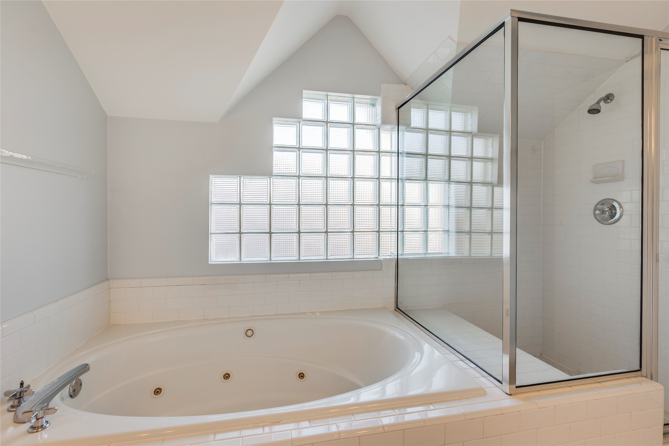 609 Lester Street Houston, TX 77007 - Photo 18 of 31 a bathroom with a bathtub and window