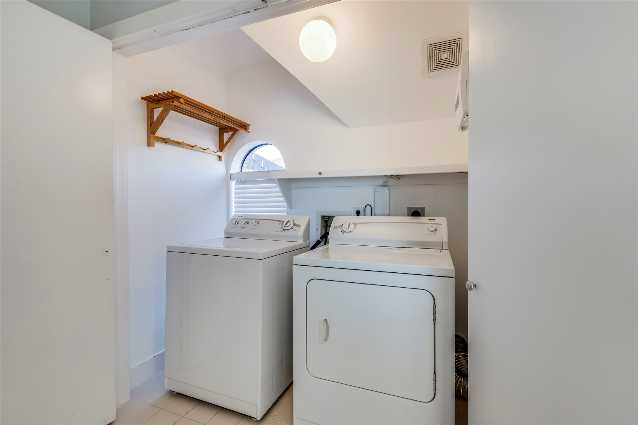609 Lester Street Houston, TX 77007 - Photo 20 of 31 a utility room with dryer and washer