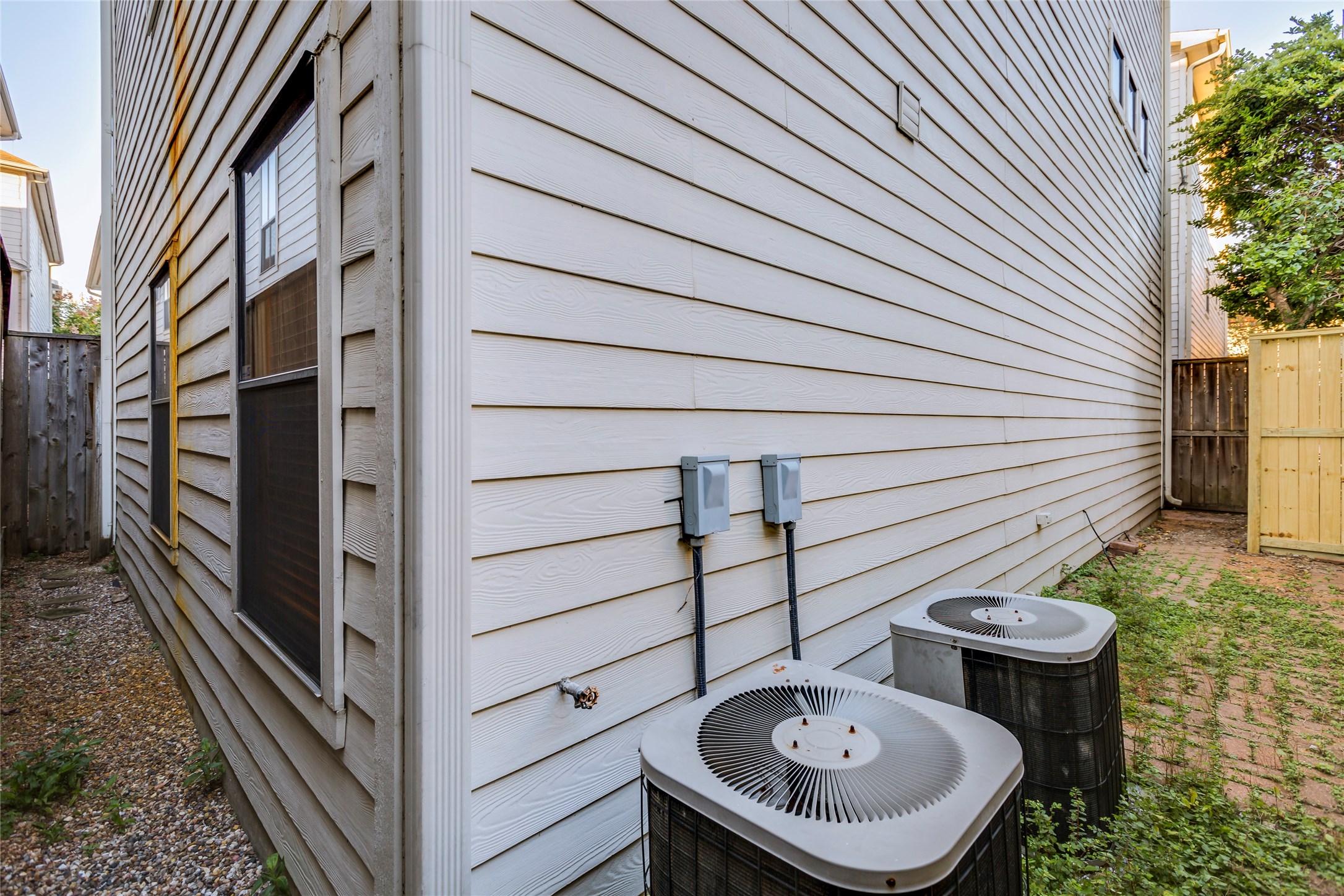 609 Lester Street Houston, TX 77007 - Photo 27 of 31 a view of a chairs and table in the backyard