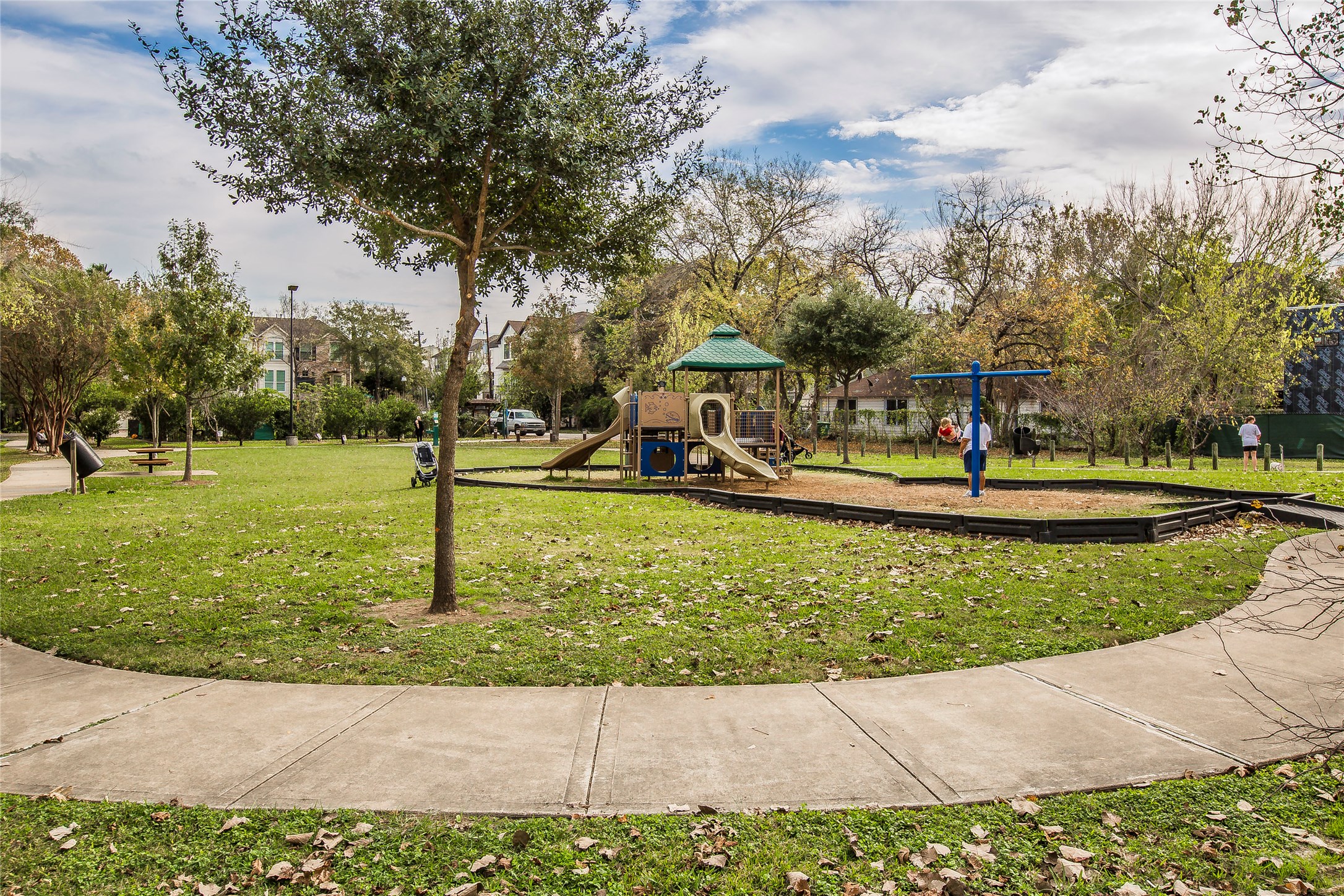 609 Lester Street Houston, TX 77007 - Photo 29 of 31 a view of a park with large trees