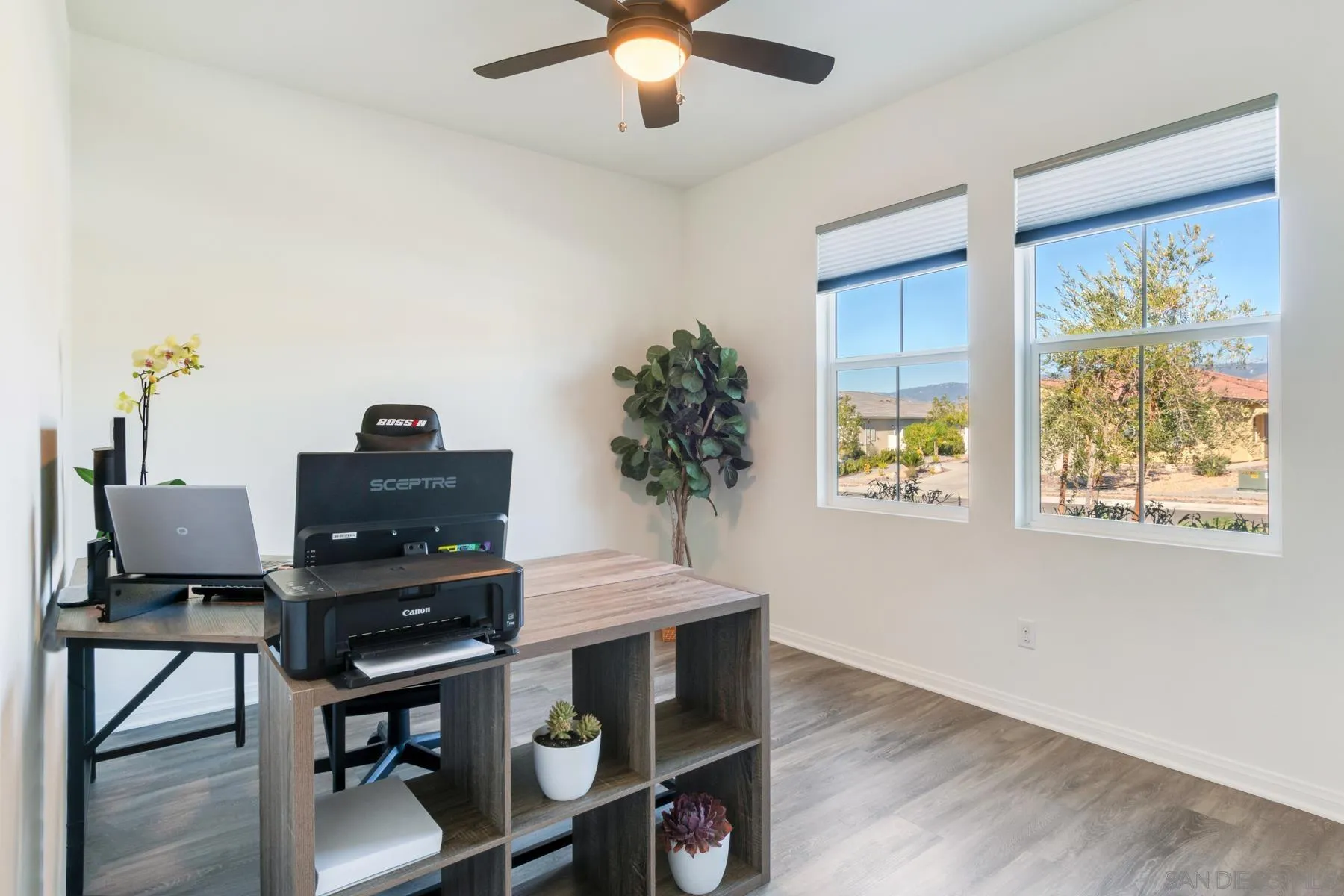 1484 Wicklow Avenue Redlands, CA 92374 - Photo 21 of 35 a workspace with furniture and a window