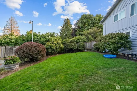 a view of yard with green space