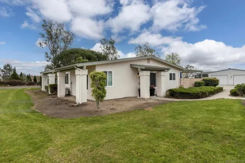 a view of a house with backyard and garden