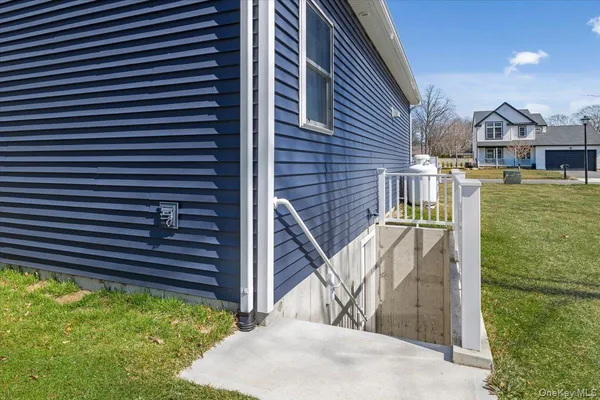 $849,000 | 32 Florida Avenue, Medford, NY 11763