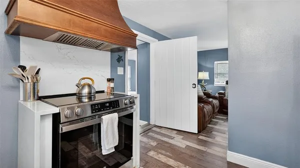 a view of a livingroom with a washer and dryer