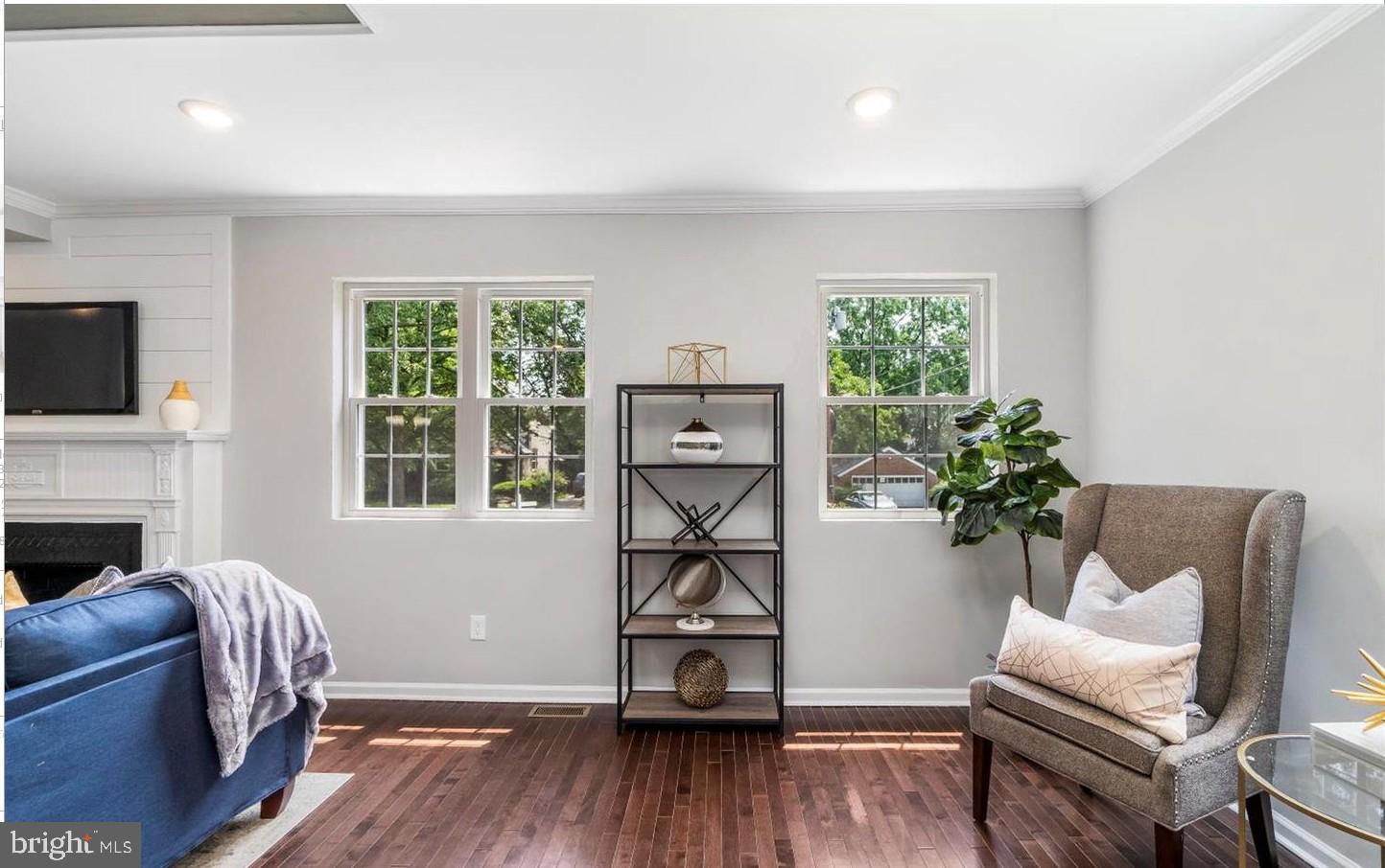 3400 Dennlyn Road Baltimore, MD 21215 - Photo 22 of 32 Bright and inviting living space.