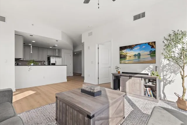 $274,900 | 101 South Eola Drive, Unit 610, Orlando, FL 32801