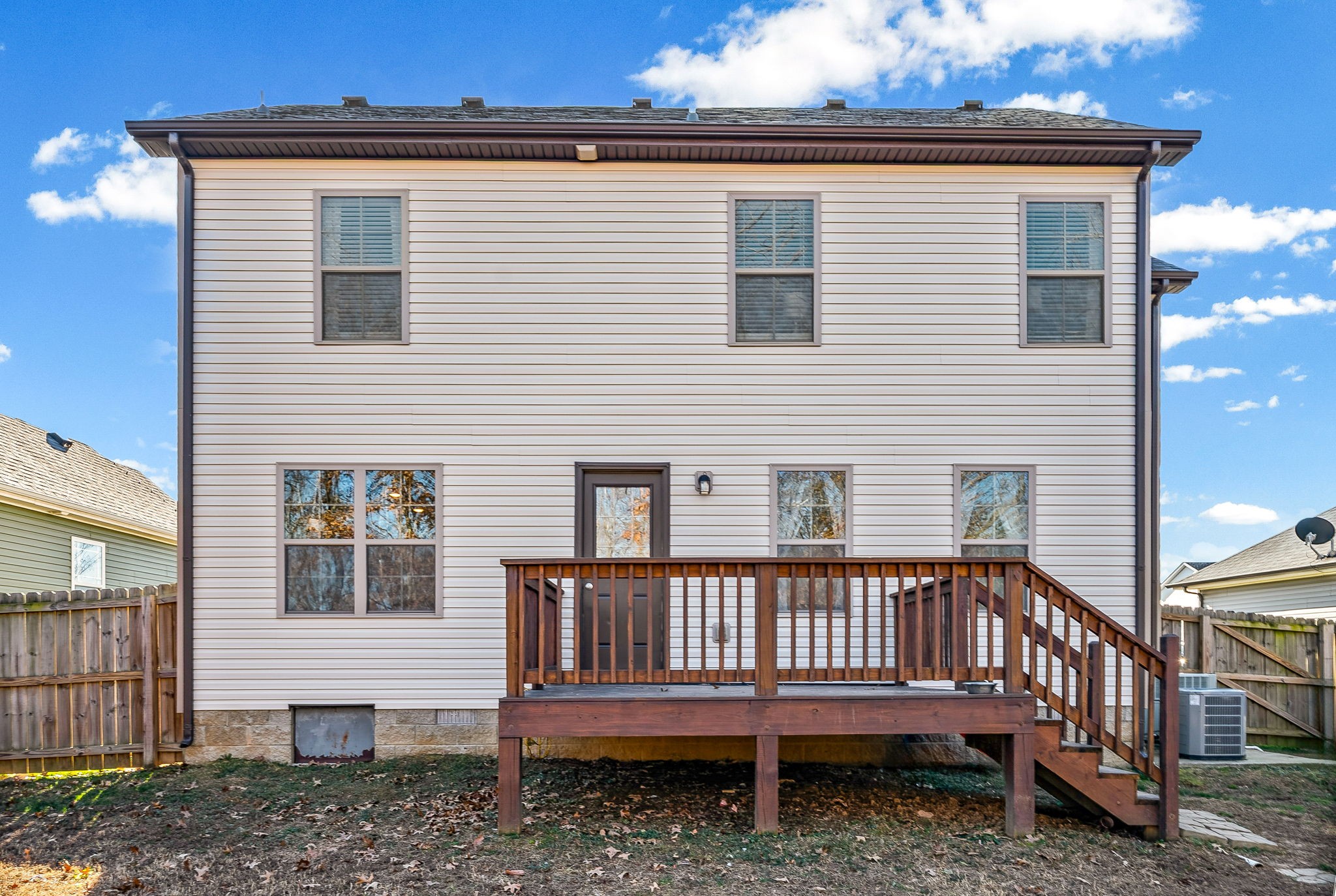 548 Medallion Circle Clarksville, TN 37042 - Photo 33 of 40 a view of a house with a wooden fence
