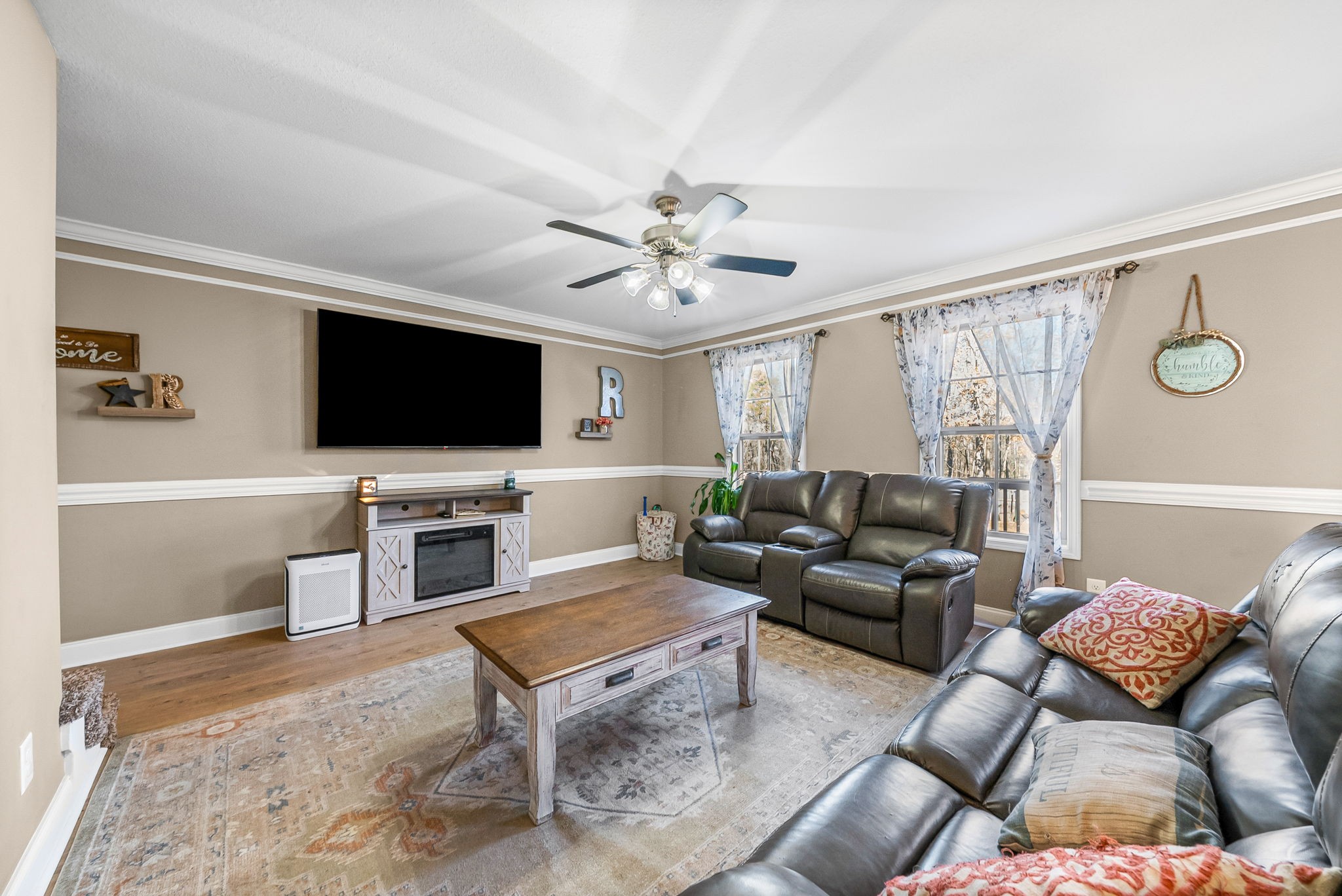 548 Medallion Circle Clarksville, TN 37042 - Photo 9 of 40 a living room with furniture and a flat screen tv