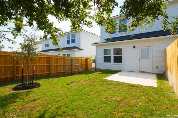 $1,450 | 3815 Abbott Pass, Unit 102, St. Hedwig, TX 78152