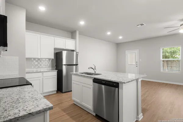 $1,450 | 3815 Abbott Pass, Unit 102, St. Hedwig, TX 78152