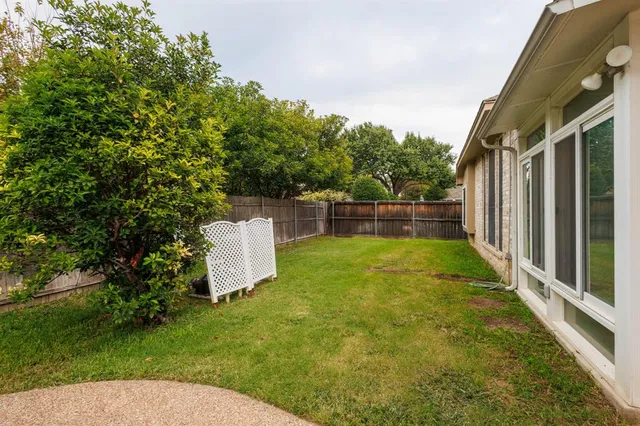 a view of a back yard