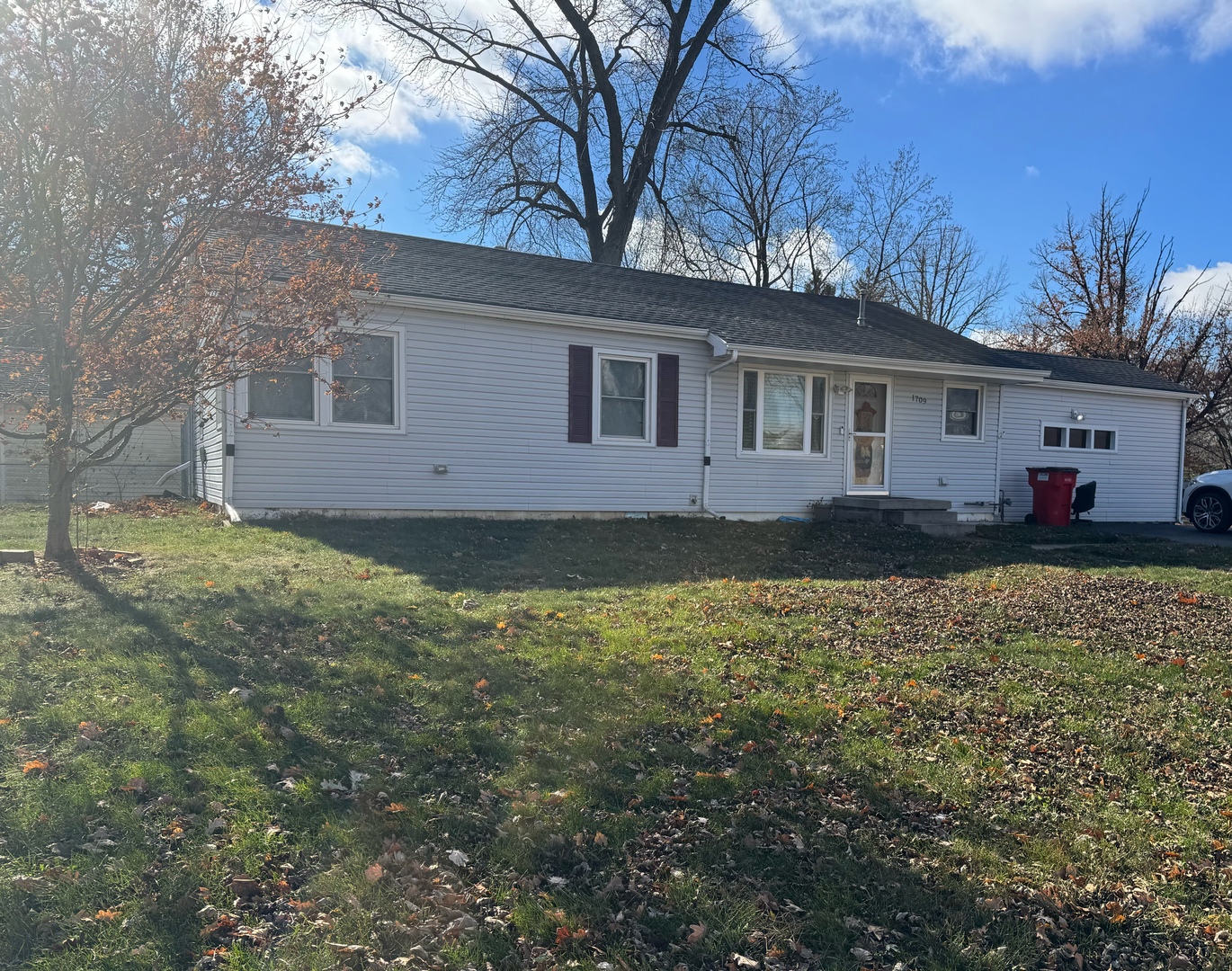 a view of a house with a yard