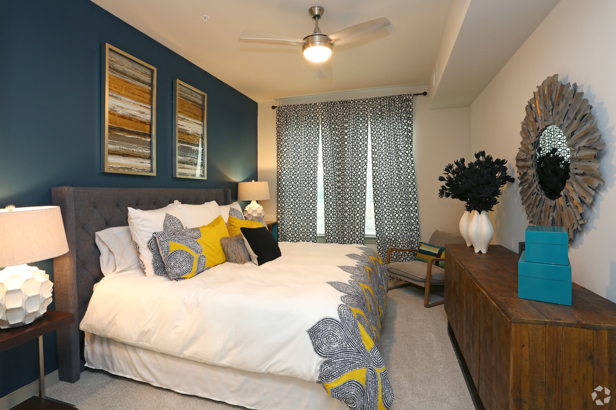 670 East Algonquin Road, Unit 4206 Schaumburg, IL 60173 - Photo 8 of 25 a bedroom with bed and window