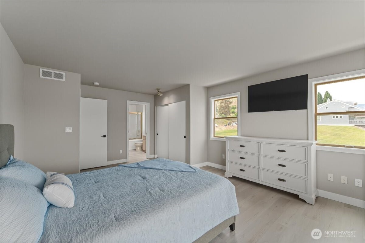 1496 South Lakeshore Road Chelan, WA 98816 - Photo 15 of 40