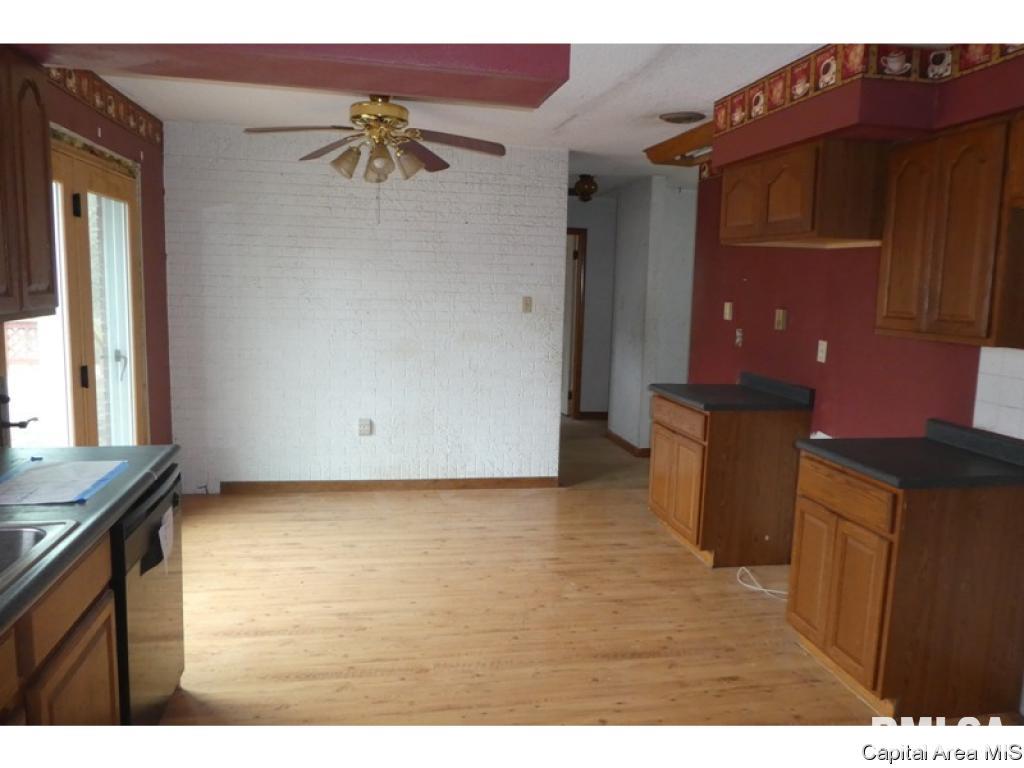 18332 North County Line Road Virden, IL 62690 - Photo 5 of 19