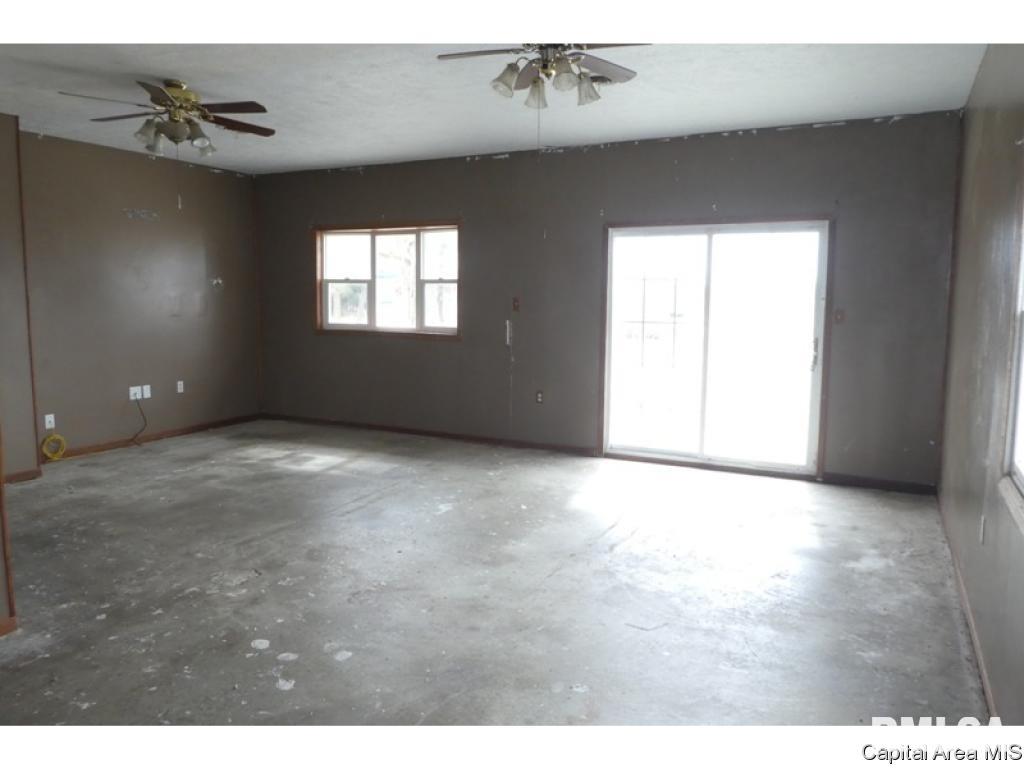 18332 North County Line Road Virden, IL 62690 - Photo 6 of 19
