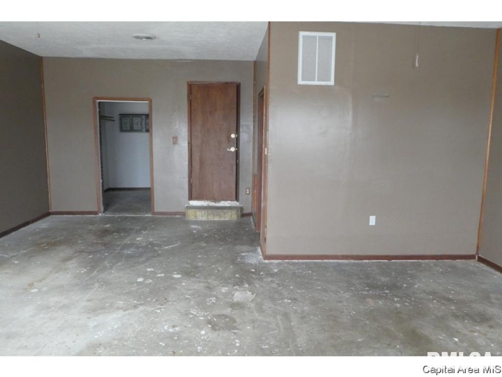 18332 North County Line Road Virden, IL 62690 - Photo 7 of 19