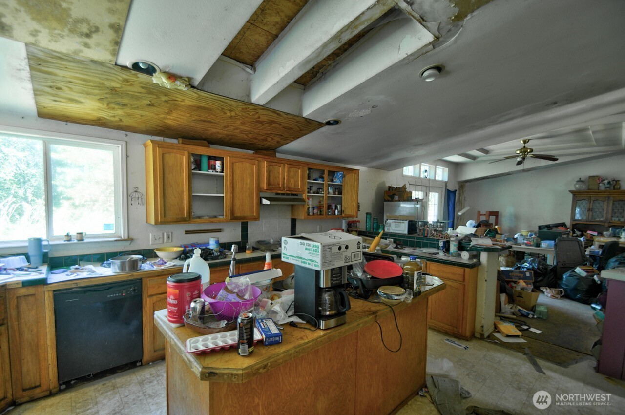 305 August Road, Unit 75 Onalaska, WA 98570 - Photo 16 of 21 a kitchen with lots of counter top space