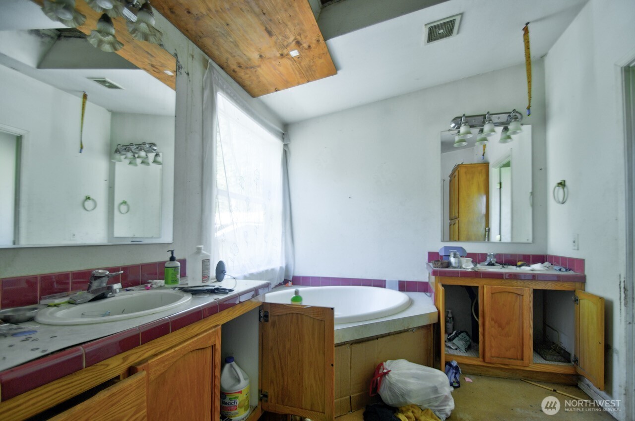 305 August Road, Unit 75 Onalaska, WA 98570 - Photo 21 of 21 a bathroom with a sink a mirror and bathtub