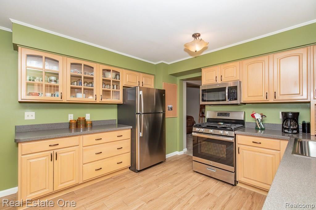 2174 Elkhorn Drive Rochester, MI 48307 - Photo 2 of 23 Elkhorn MLS-W014.jpg