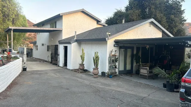 a view of a house with backyard and porch