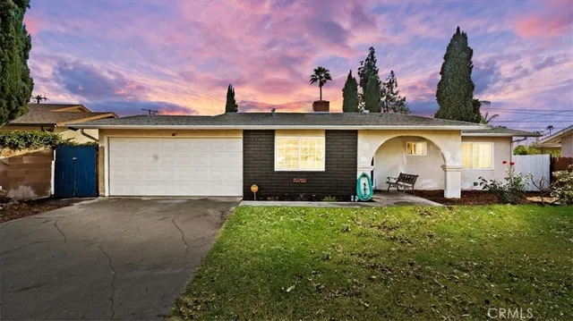 a view of a house with backyard and porch