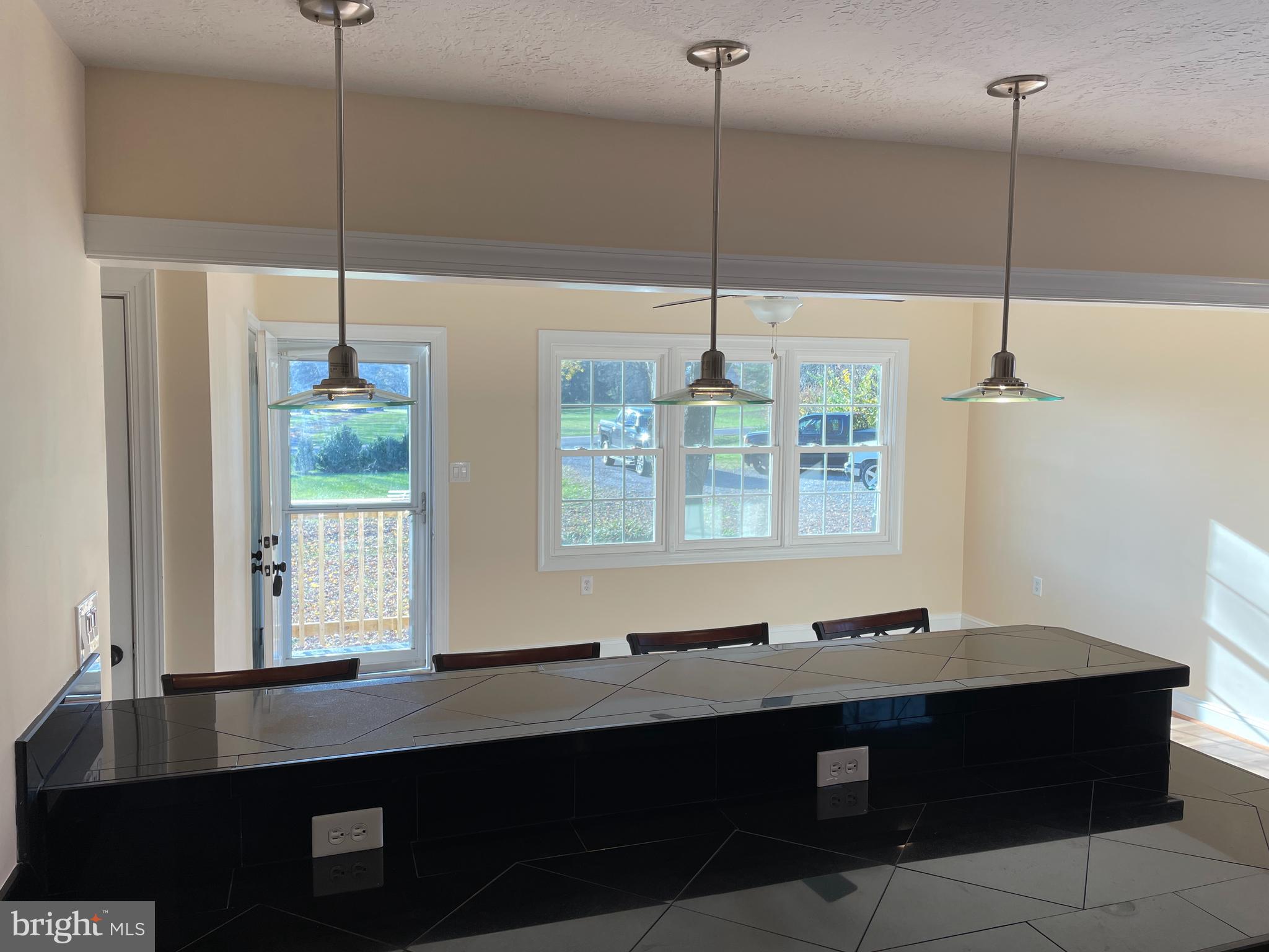 Kitchen Bar/Dining
