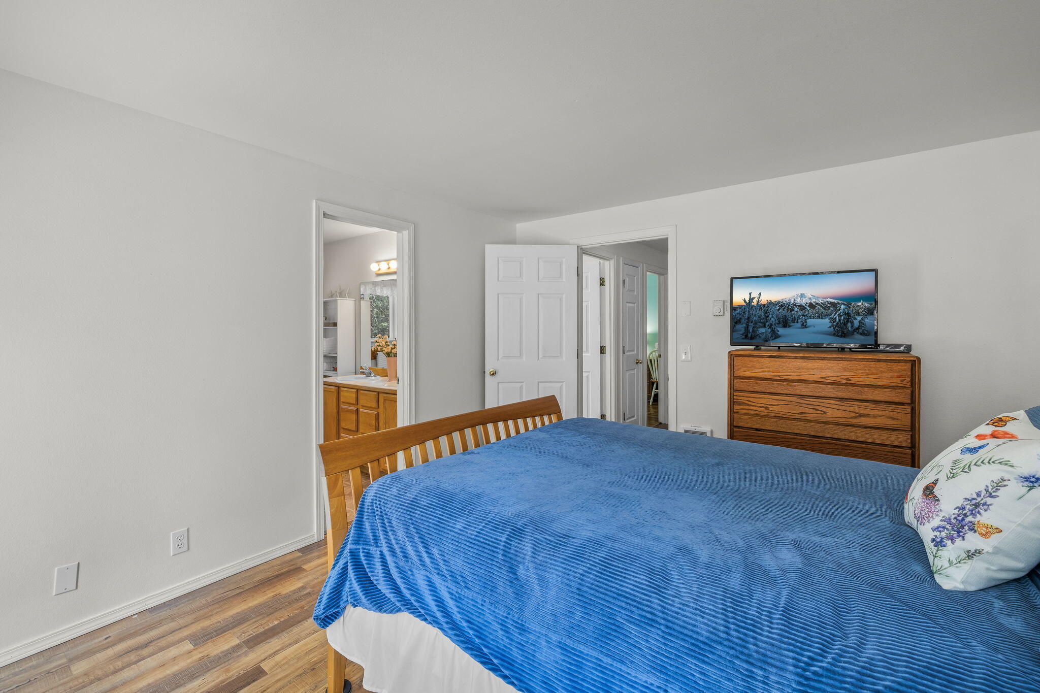 18887 Choctaw Road Bend, OR 97702 - Photo 23 of 38 Attached bath and walk-in-closet