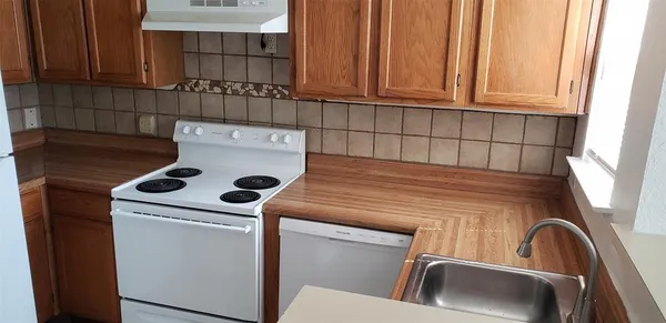 $1,525 | 2312 Balsam Drive, Unit A211, Arlington, TX 76006