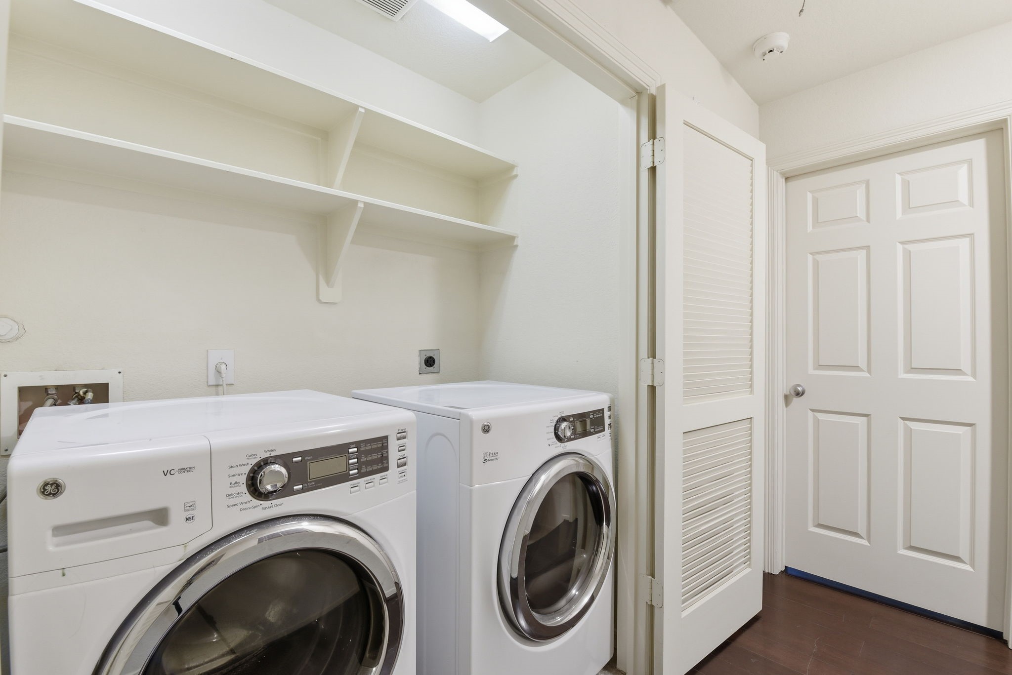 3209 Clearview Circle Houston, TX 77025 - Photo 26 of 40 a utility room with dryer and washer