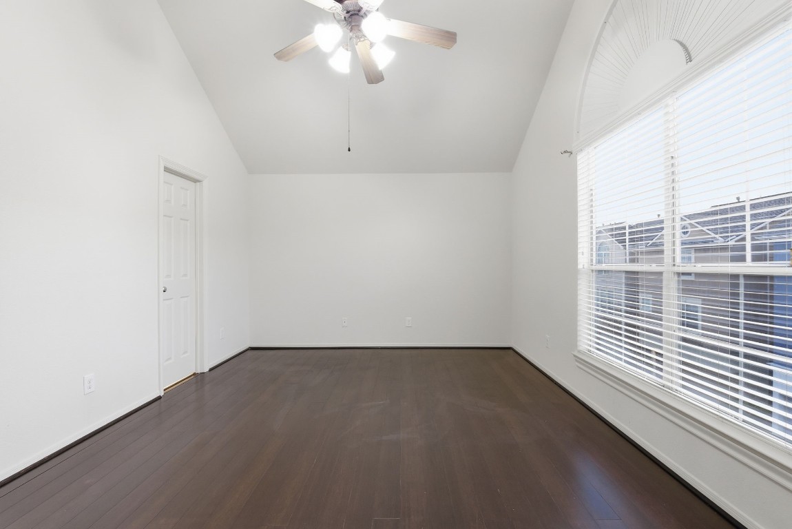 3209 Clearview Circle Houston, TX 77025 - Photo 29 of 40 an empty room with a window