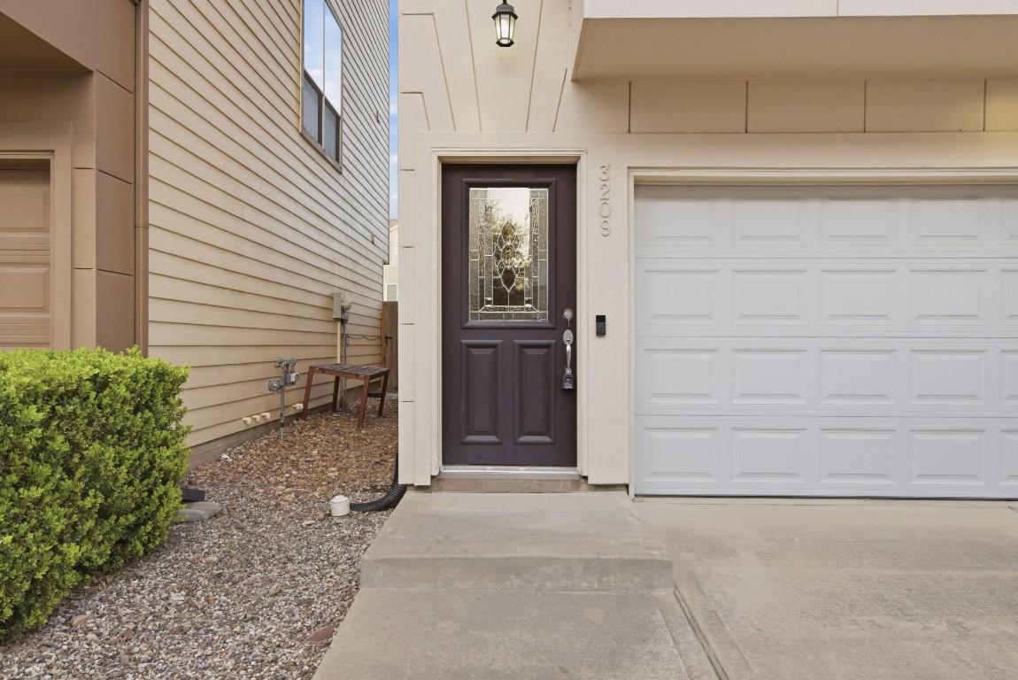 3209 Clearview Circle Houston, TX 77025 - Photo 4 of 40 a view of entrance door of house