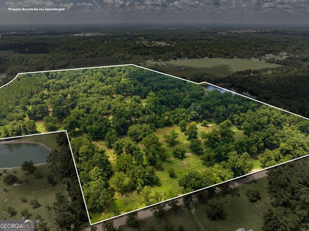229 Hudson Road Fitzgerald, GA 31750 - Photo 3 of 16 a view of a yard from a balcony