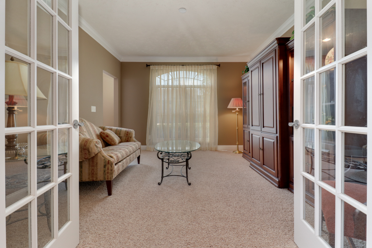 4012 Rockledge Road Bloomington, IL 61705 - Photo 15 of 63 a living room with furniture