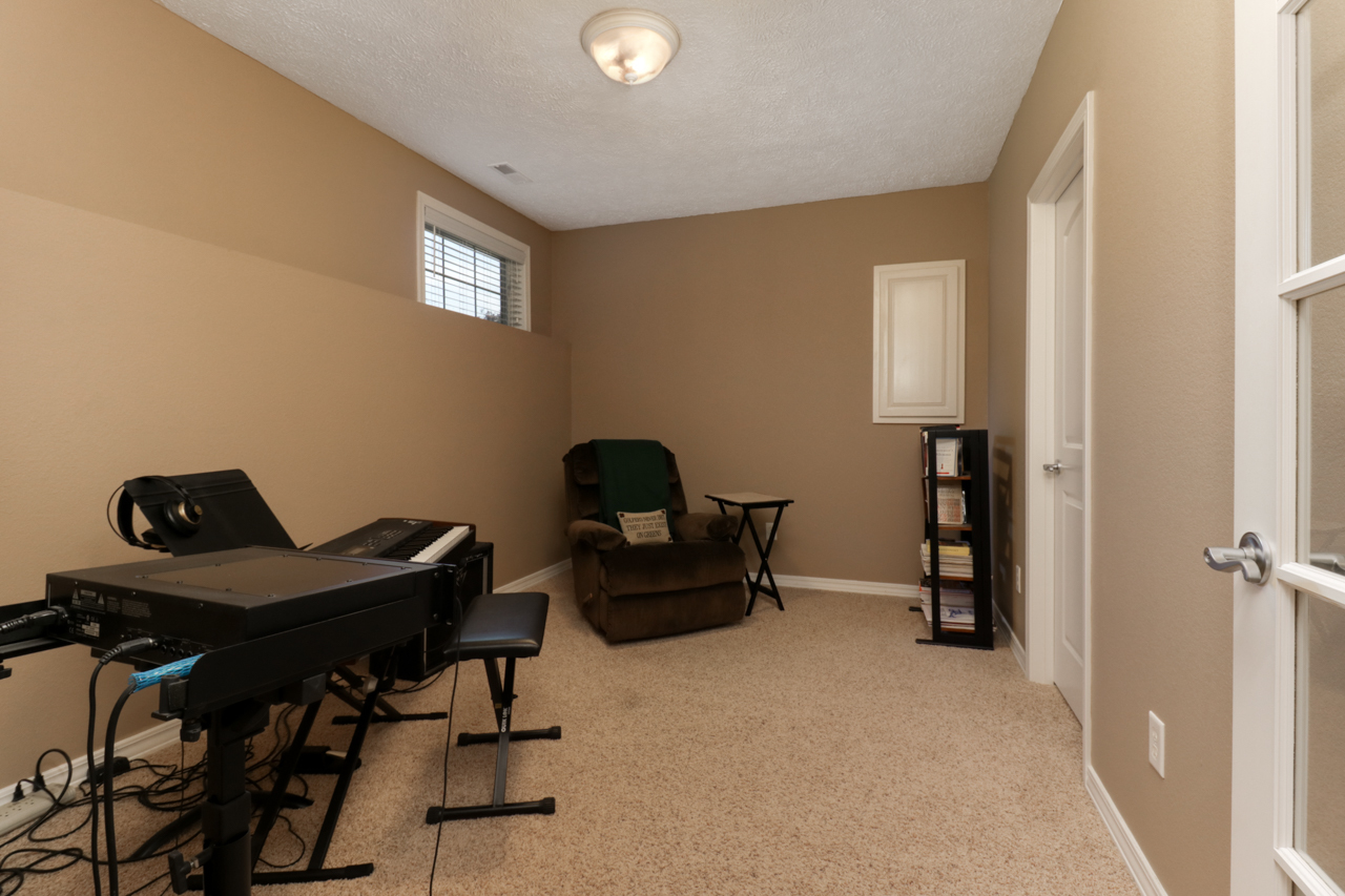 4012 Rockledge Road Bloomington, IL 61705 - Photo 45 of 63 a living room with furniture and a window