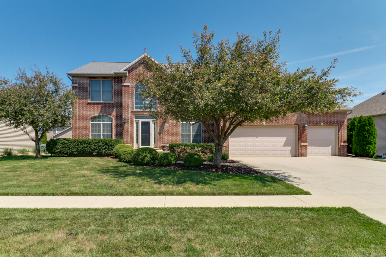 4012 Rockledge Road Bloomington, IL 61705 - Photo 63 of 63 a front view of a house with a yard