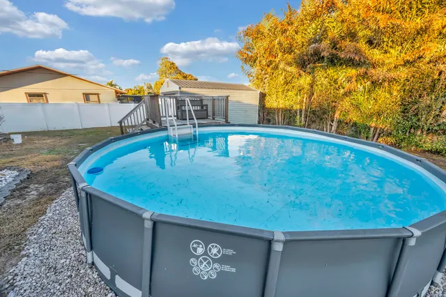 a view of a backyard