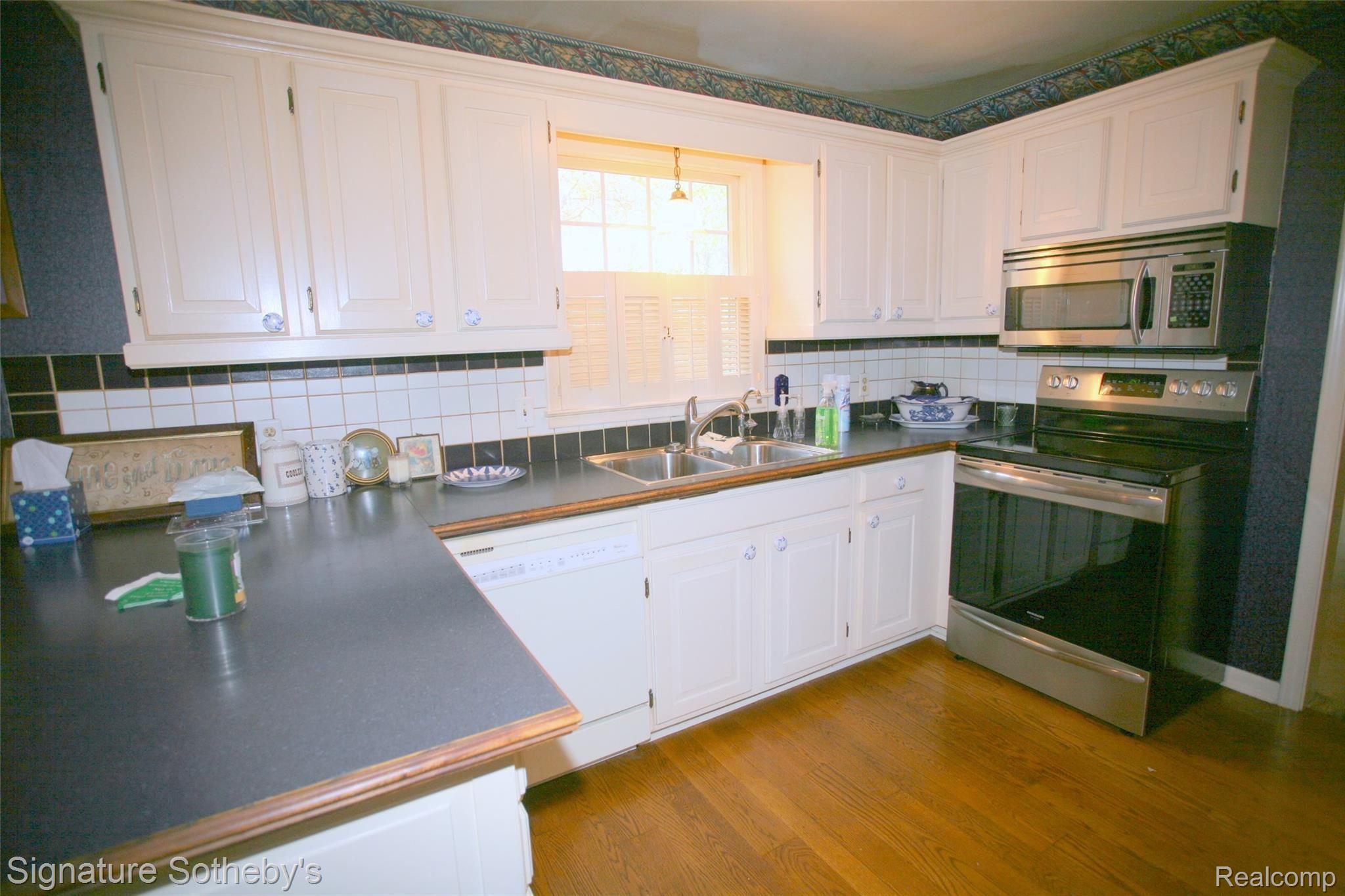 5458 Provincial Road Grand Blanc, MI 48439 - Photo 14 of 37 Lots of Counter Space