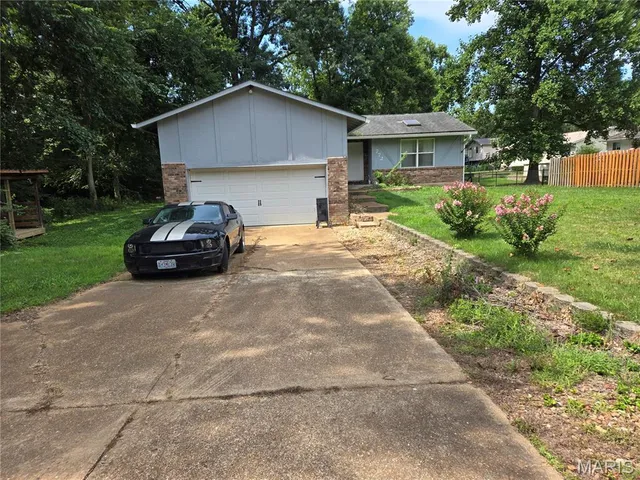 $193,940 | 772 Islamorada Drive, Fenton, MO 63026