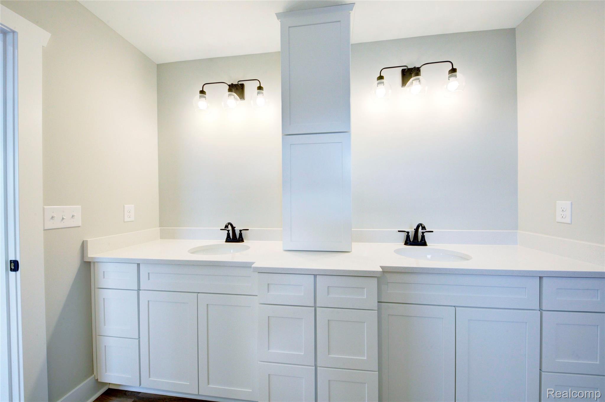 579 Round Rock (moh80) Howell, MI 48843 - Photo 17 of 42 Full bathroom featuring double vanity and baseboards