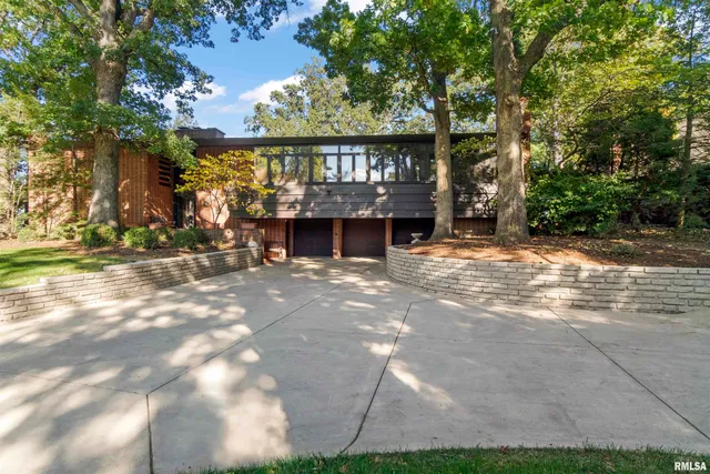 $975,000 | 501 East High Point Road, Peoria, IL 61614