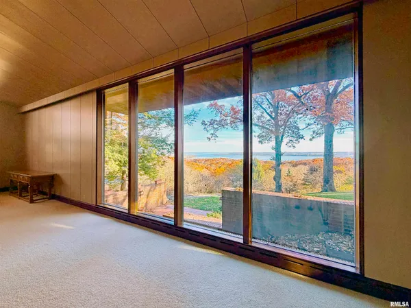 $940,000 | 501 East High Point Road, Peoria, IL 61614