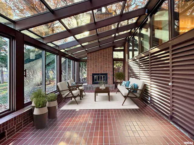 $975,000 | 501 East High Point Road, Peoria, IL 61614