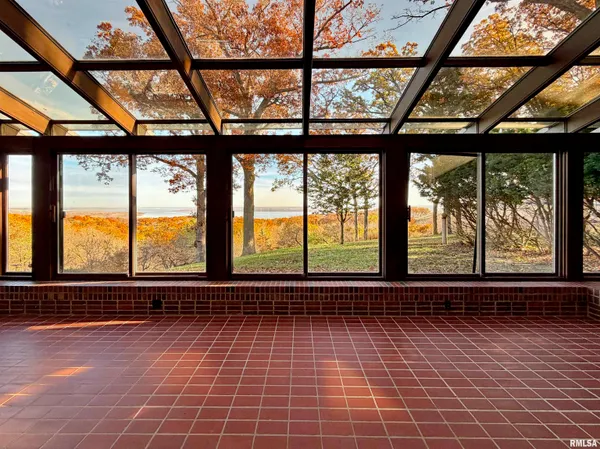 $940,000 | 501 East High Point Road, Peoria, IL 61614
